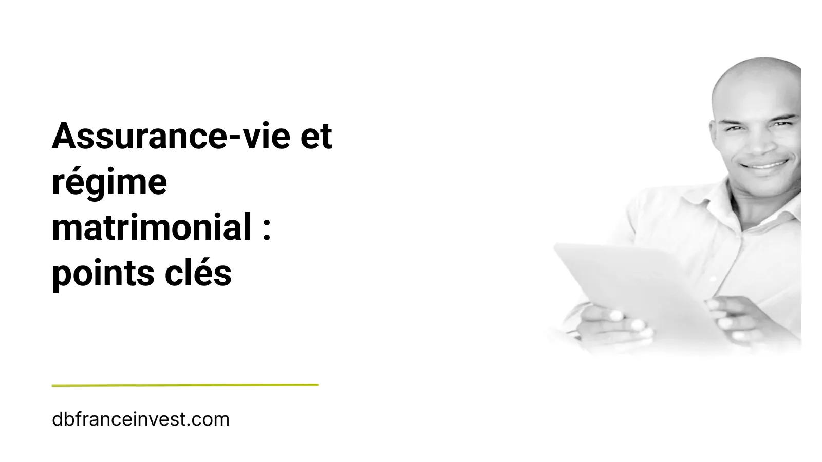 Photo noir et blanc d'un homme souriant avec une tablette, evoquant le conseil patrimonial
