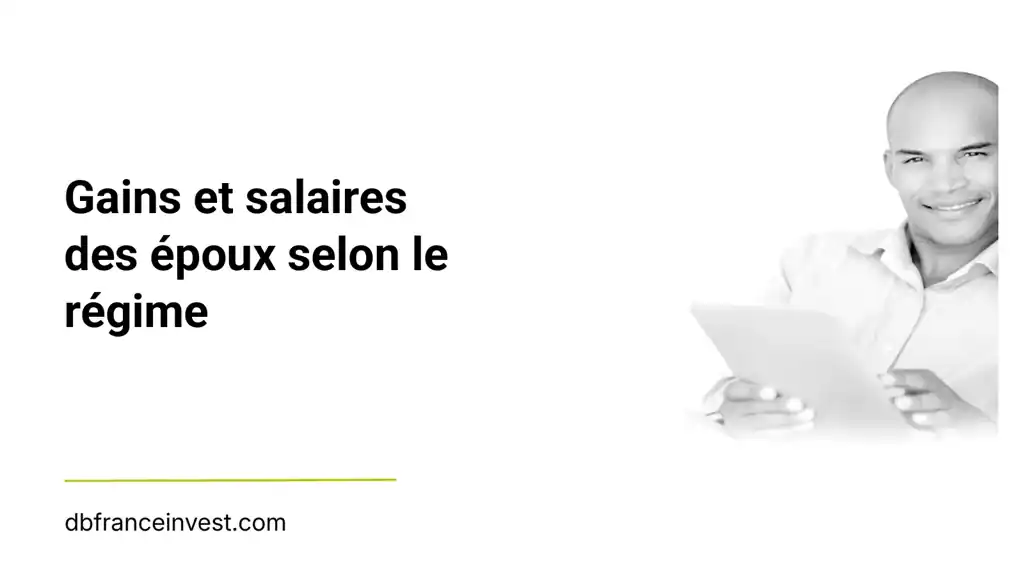 Photo noir et blanc d'un homme souriant avec une tablette, evoquant le conseil patrimonial
