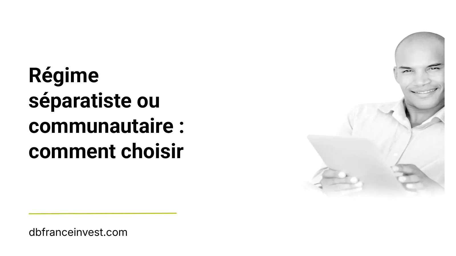 Photo noir et blanc d'un homme souriant avec une tablette, evoquant le conseil patrimonial