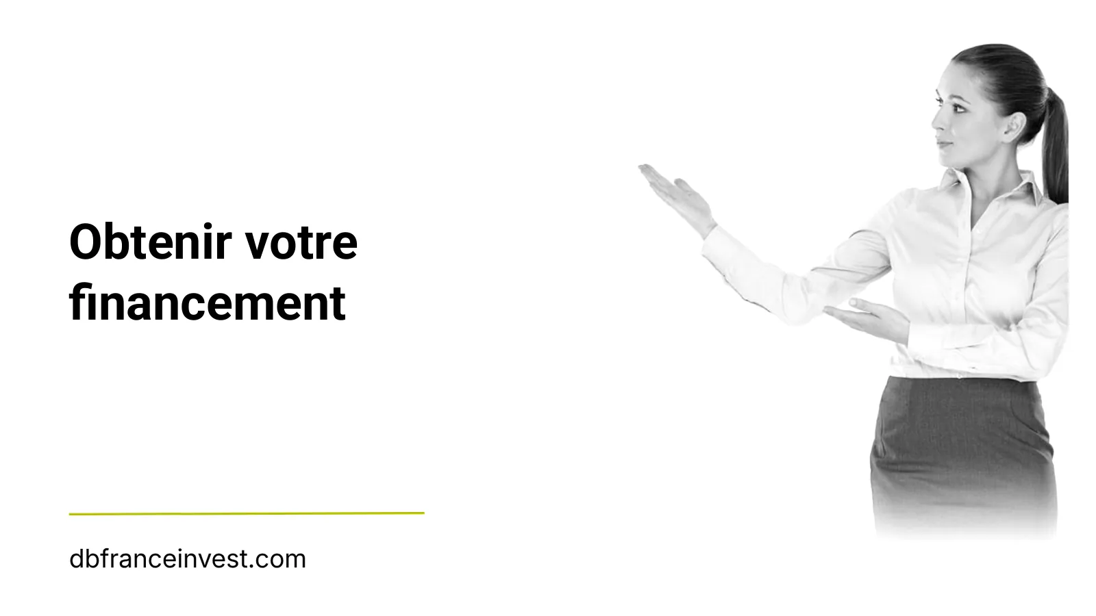 Femme en chemise claire présentant de la main, en noir et blanc, évoquant l'accompagnement d'un dossier de financement