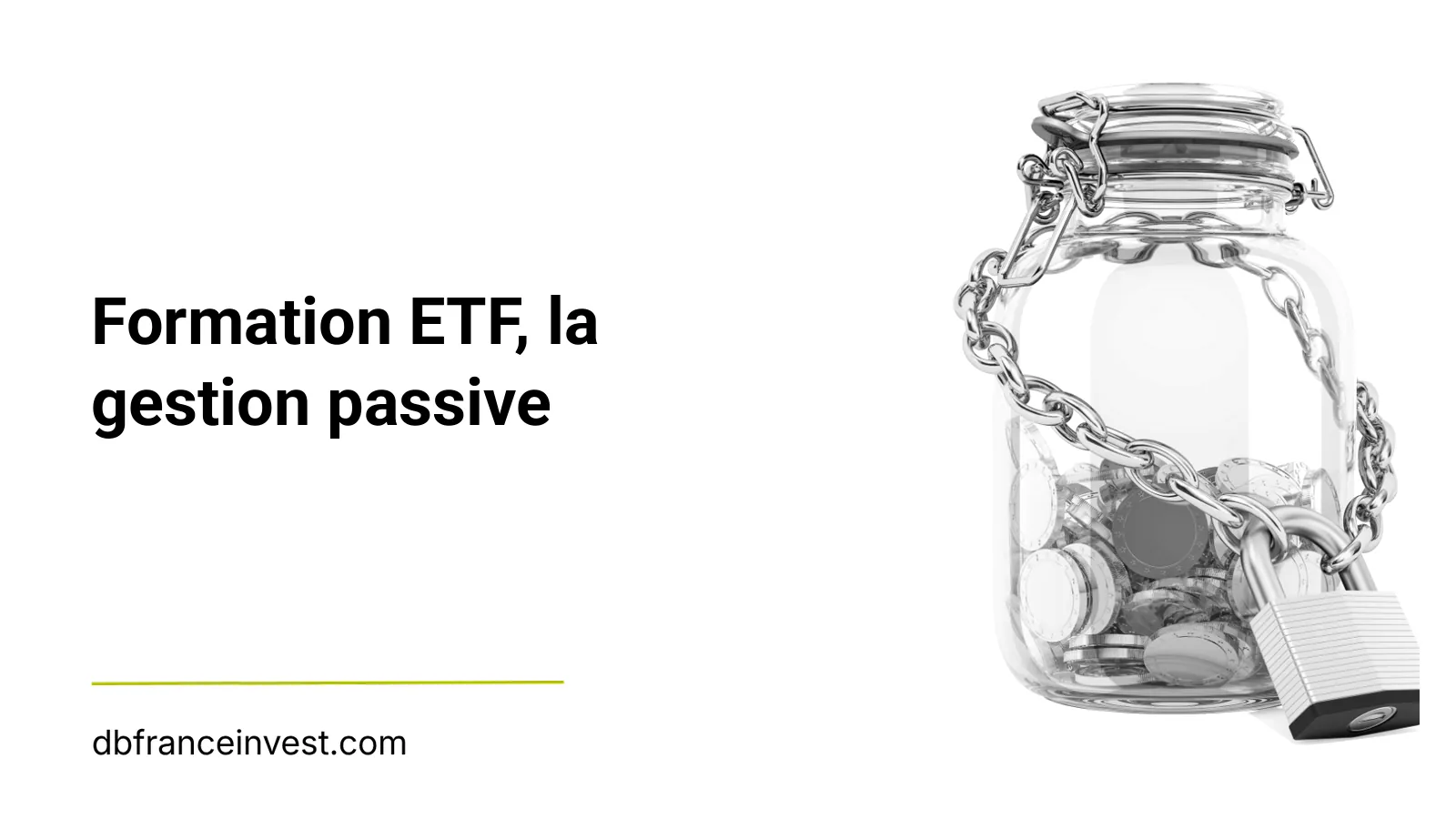 Bocal de pièces fermé par une chaîne et un cadenas, en noir et blanc, évoquant l'épargne immobilisée sur le long terme