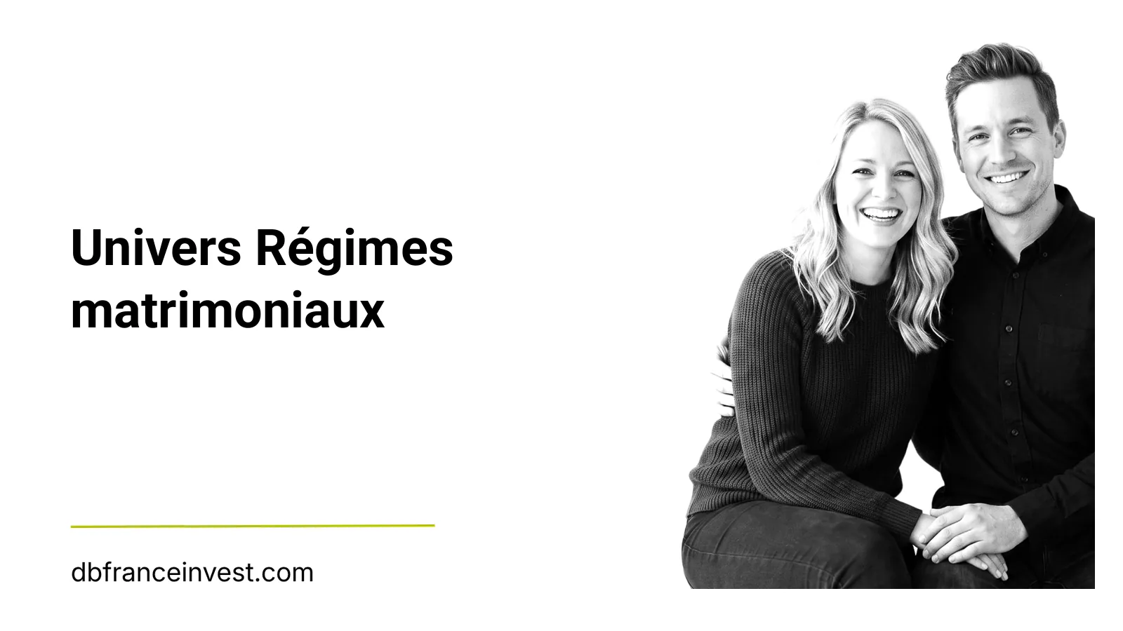 Couple assis et souriant, en noir et blanc, évoquant le choix d'un régime matrimonial